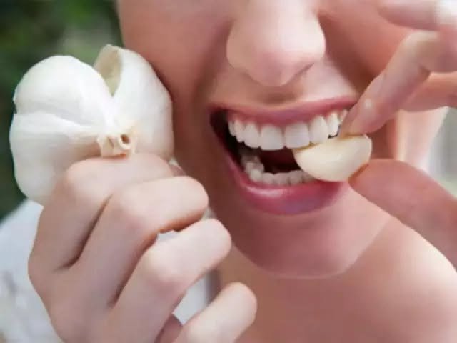 Garlic at Night: 9 Surprising Health Benefits You Probably Didn’t Know ??✨